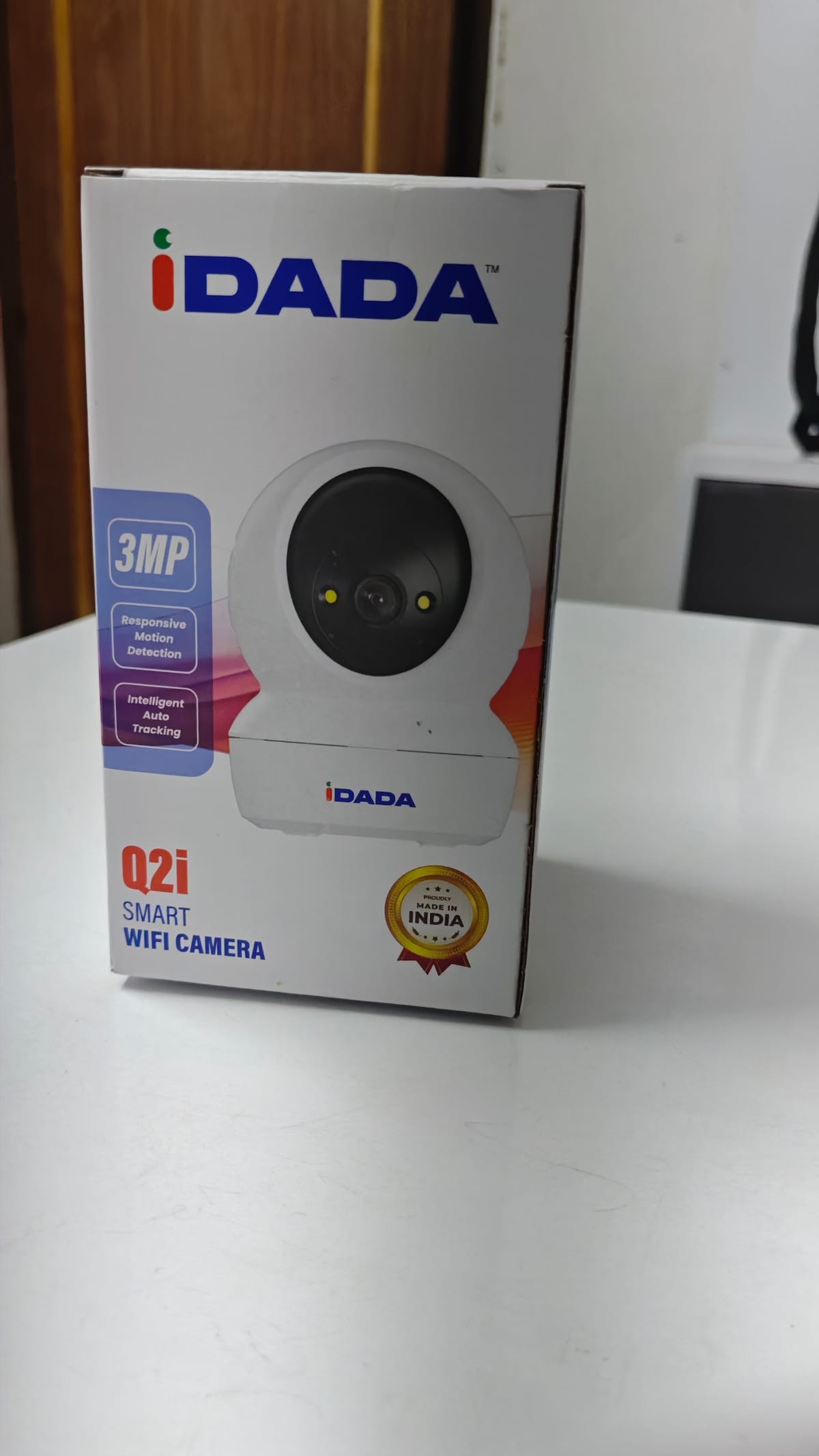 iDADA Q2i smart WiFi camera box on a white surface